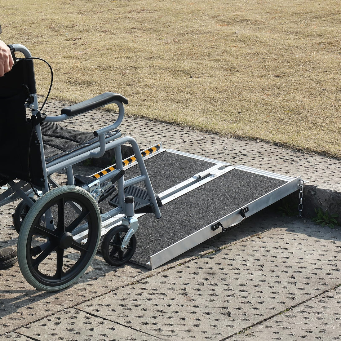GARVEE Rollstuhlrampe 61 cm, Faltbare Schwellenrampe aus Aluminium, Bis 272 kg Tragfähigkeit, Tragbare Auffahrrampe mit Griff für Türschwellen & Stufen