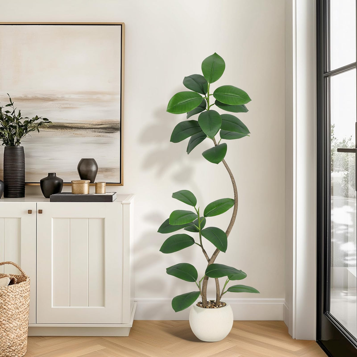 Künstlicher Gummibaum im Wohnzimmer