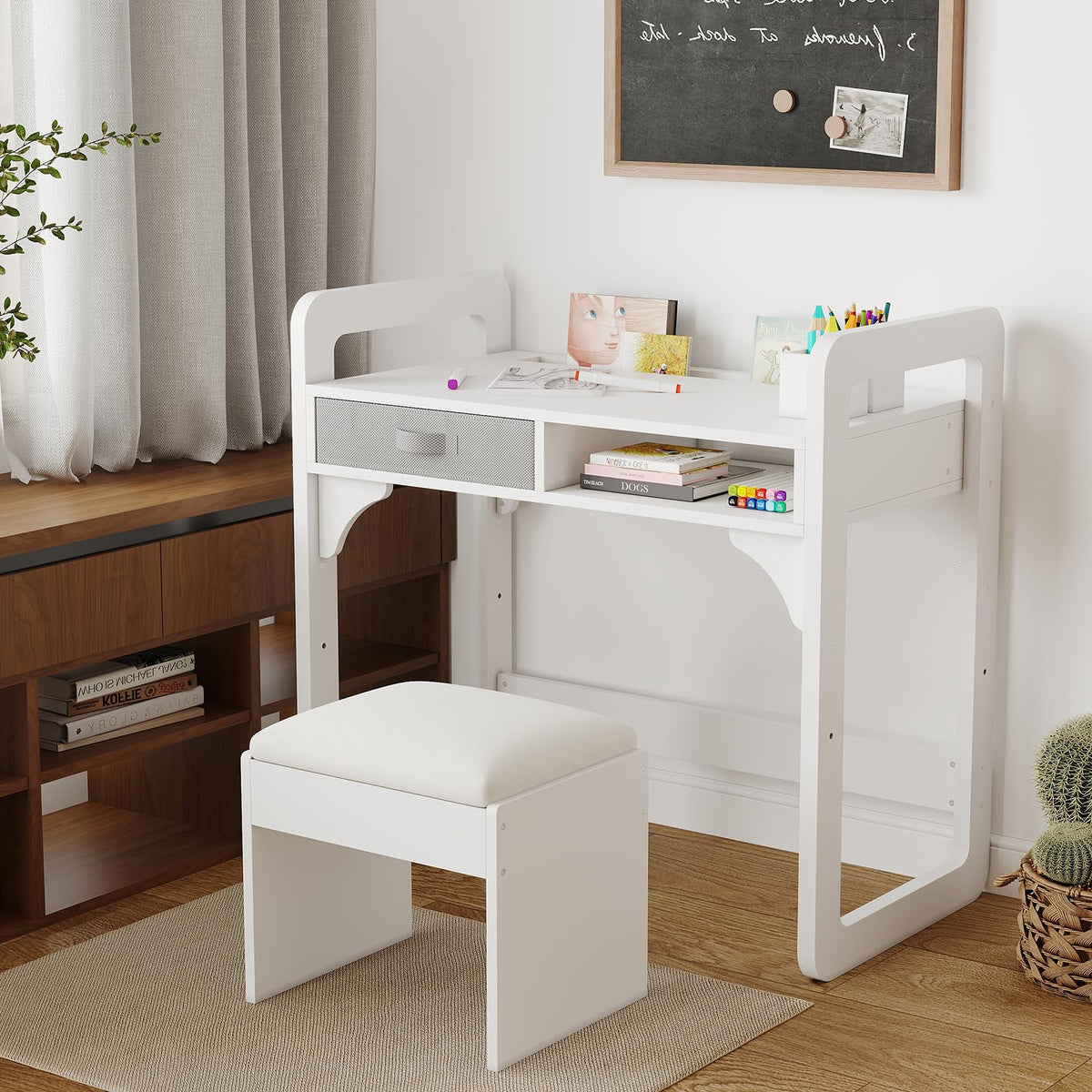 Kinderschreibtisch mit Stauraum