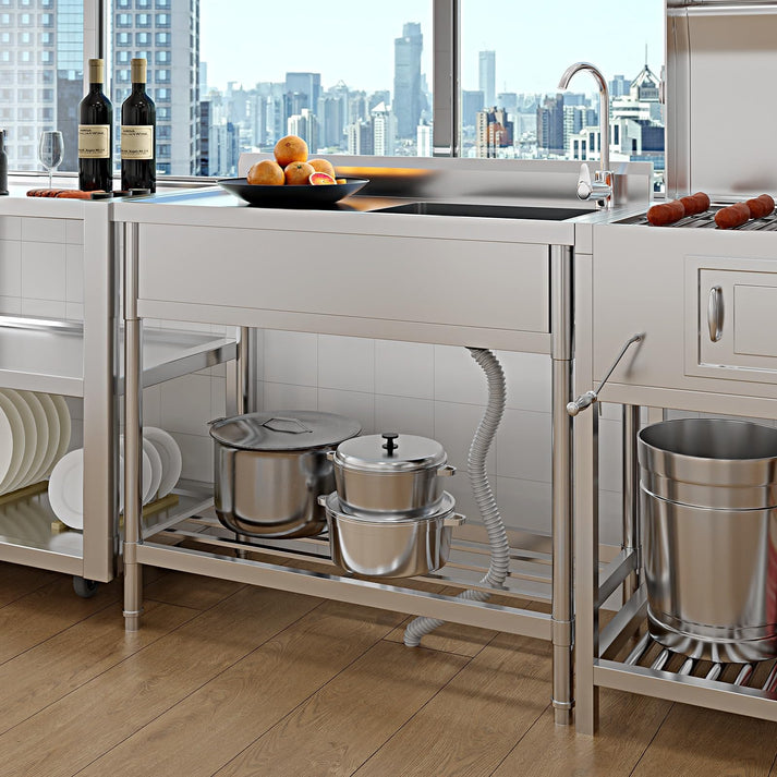 Freistehendes Einzelbecken-Spülbecken aus Edelstahl im Raum