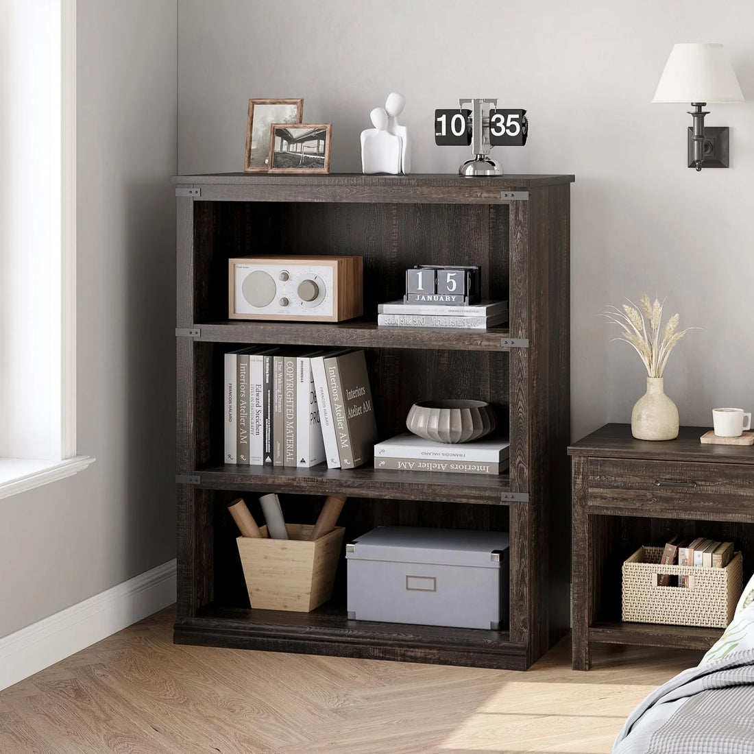 Garvee Bücherregal 4 Ebenen 80 x 32 x 102 cm, breites Standregal aus Holz mit 3 Regalbereichen, stabiles Aufbewahrungsregal im Industrie-Look, Eiche Dunkel