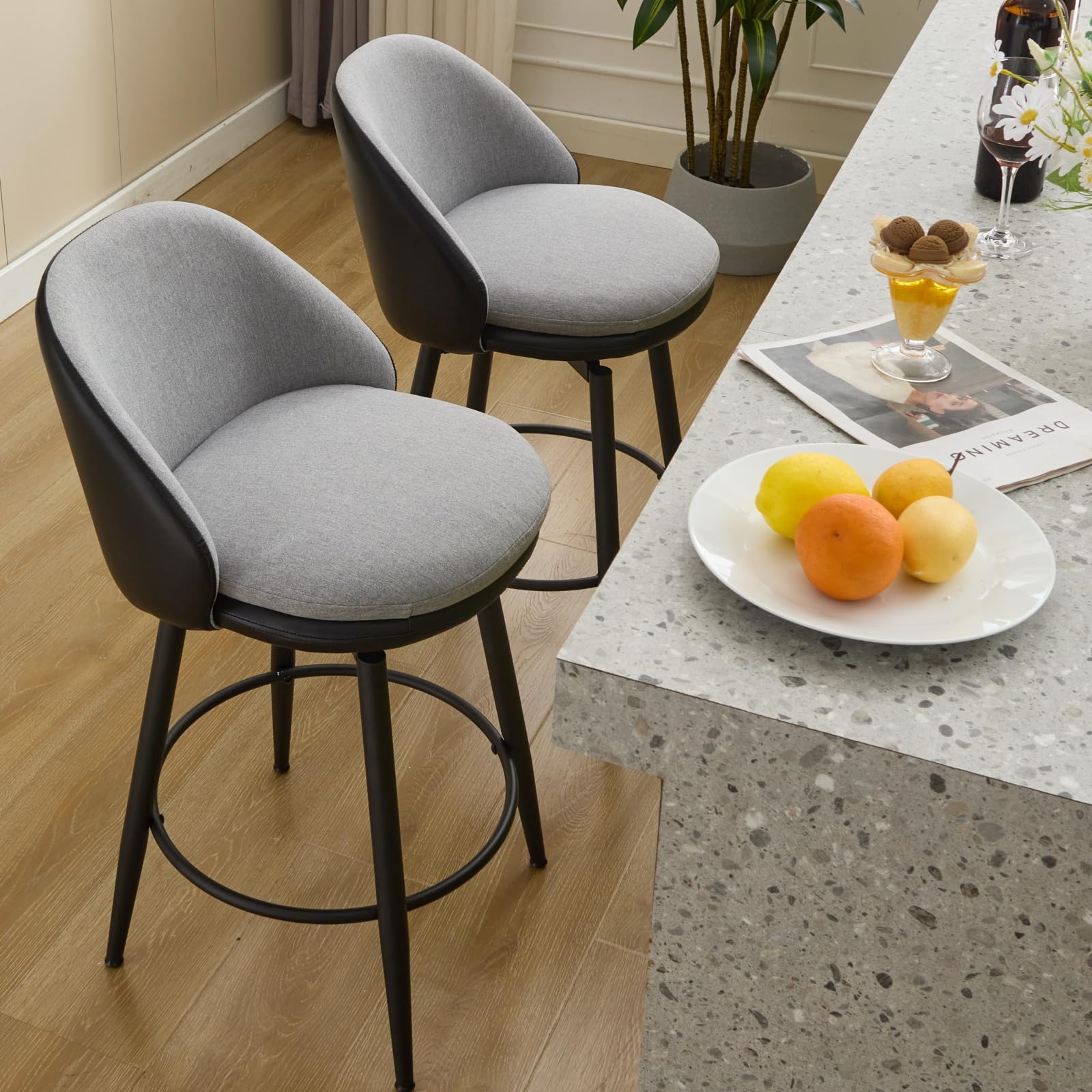 Barhocker mit Metallrahmen